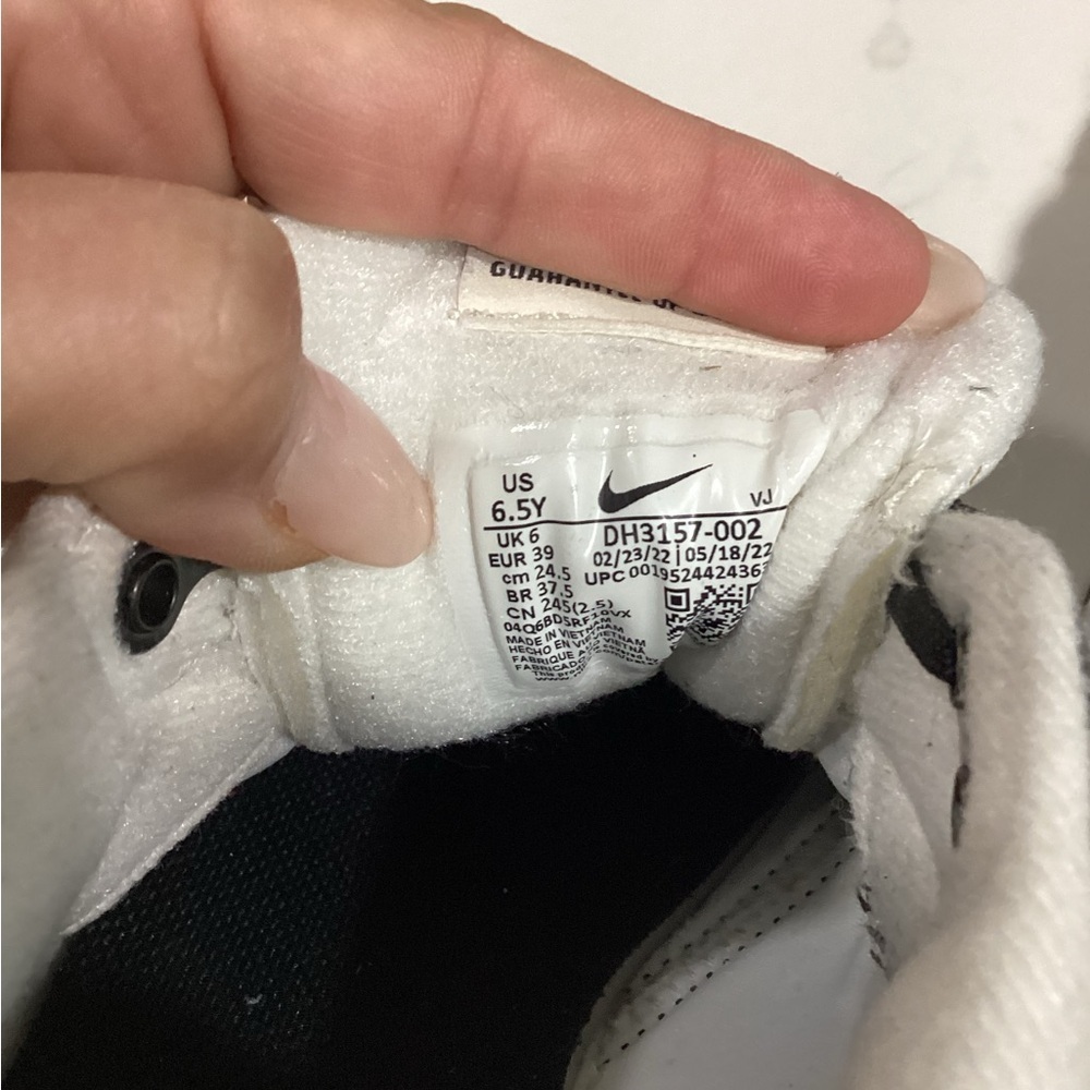 Nike Black and White Athletic Shoes Sleek Design - Picture 6 of 6
